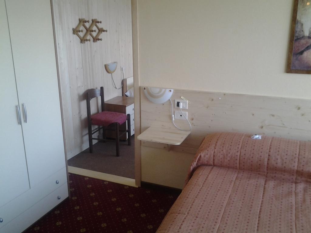 Hotel Poggio D'Oro Riva di Solto Szoba fotó