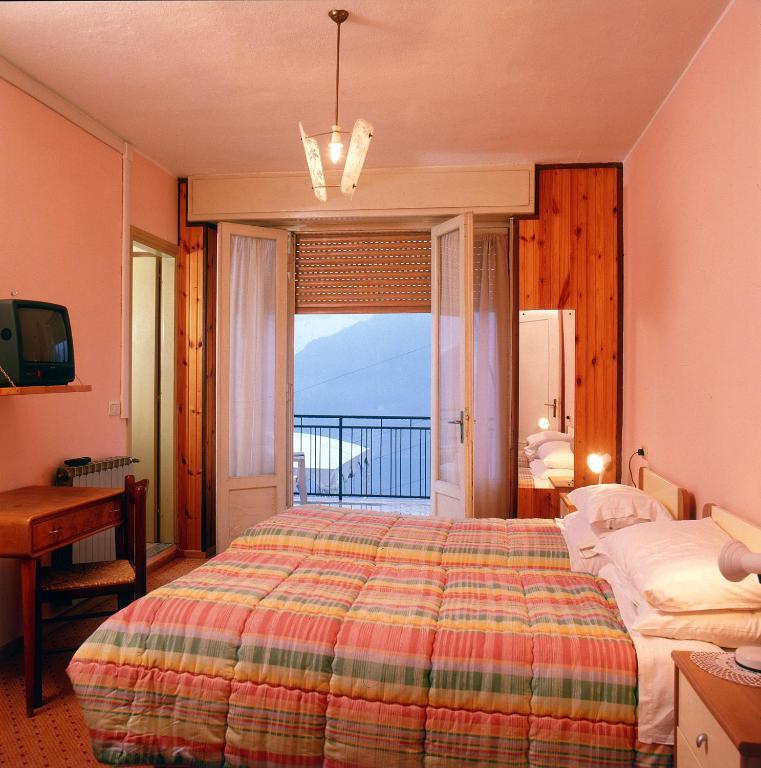 Hotel Poggio D'Oro Riva di Solto Szoba fotó