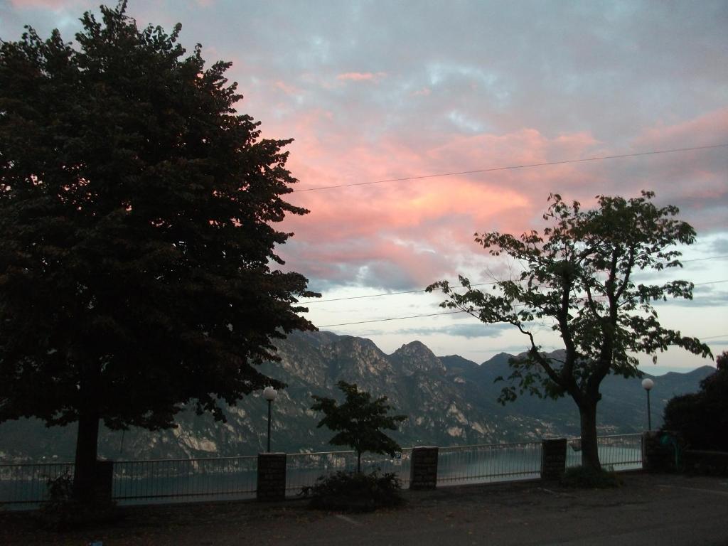 Hotel Poggio D'Oro Riva di Solto Kültér fotó
